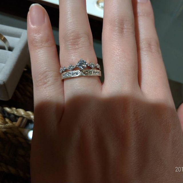 【杢目金屋(もくめがねや)の口コミ】 特徴的なデザインでかわいい！
テーブルにおすすめの指輪を持ってきてくれ…