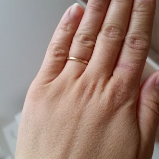 【カルティエ(Cartier)の口コミ】 シンプルで、主人も同じものがつけられるもの、プラチナではなくゴールド…