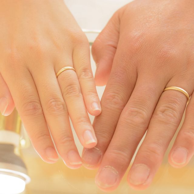 【Tezuka Jewelry(テヅカジュエリー)の口コミ】 非常にシンプルな18金のデザインであるなかで、中心に一粒のメレダイヤが…