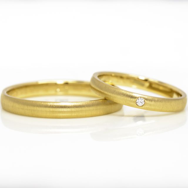 【Tezuka Jewelry(テヅカジュエリー)の口コミ】 非常にシンプルな18金のデザインであるなかで、中心に一粒のメレダイヤが…