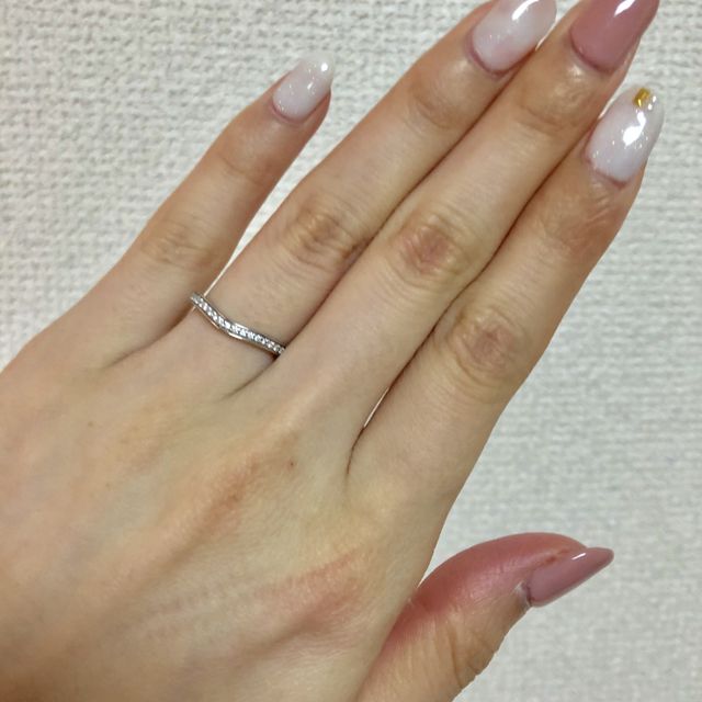 【カルティエ(Cartier)の口コミ】 カーブしていてフルもしくはハーフエタニティの指輪を
探していたのでぴっ…