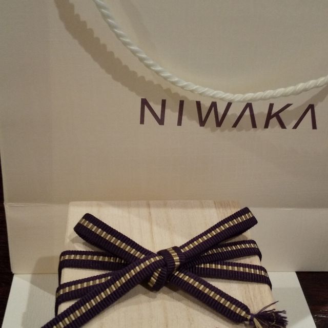 【俄(にわか)の口コミ】 色々なデザインを見ましたが、何歳になっても違和感なくつけられるシンプ…