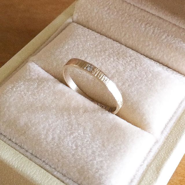 【KAORUの口コミ】 存在感がないほそい針金のようなリングを探していました。素材もホワイト…