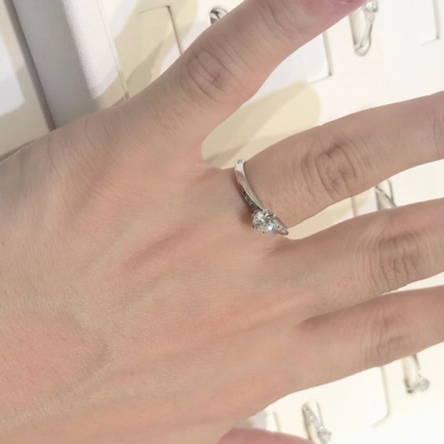 【GALA JEWELRY(ガラジュエリー)の口コミ】 大きめのダイヤモンドで存在感のあるリングです。ラインの形が独特でひね…