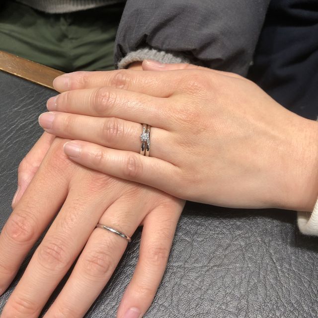 【俄(にわか)の口コミ】 ・細身な輪郭に一目惚れ
・婚約指輪との重ね着けの相性バッチリ
・プラチ…