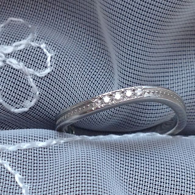 【アイプリモ(I-PRIMO)の口コミ】 デザインのオリジナル性が気に入りました。指輪の輪郭に軽くS字になったカ…