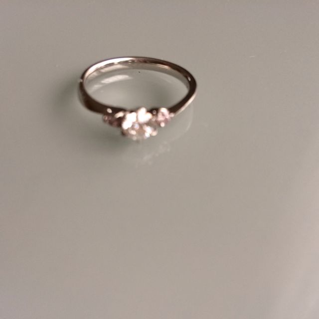 【4℃ BRIDAL(ヨンドシーブライダル)の口コミ】 彼が選んでくれたのですが真ん中に大きなダイヤがあってその両サイドには…