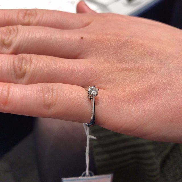 【銀座ダイヤモンドシライシの口コミ】 婚約指輪は購入するかは迷っていました。けれど、実際に試着したり、店員…