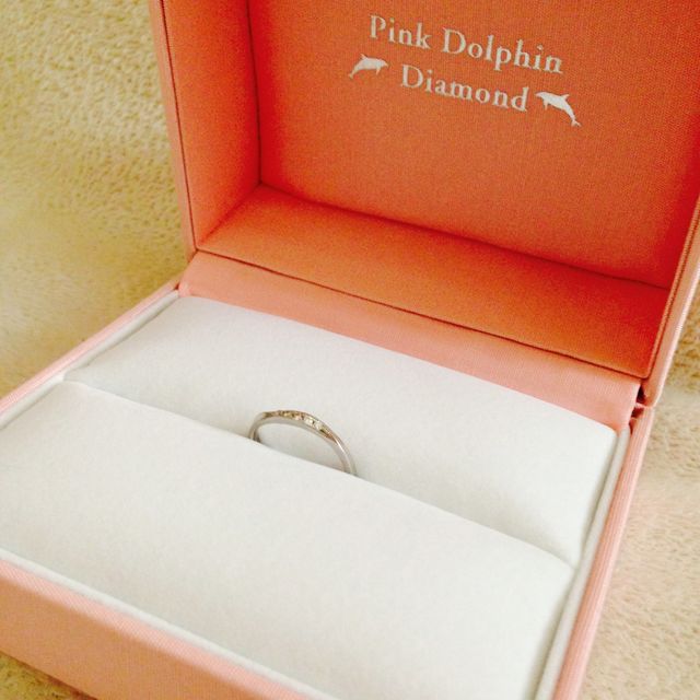 【Pink Dolphin Diamond(ピンクドルフィンダイヤモンド)の口コミ】 指に合っていて、尚且つ日常生活で邪魔にならない指輪を探していました。
…