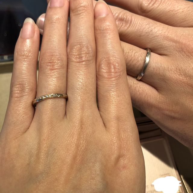 【BRIDGE(ブリッジ)の口コミ】 どちらもストレートラインの指輪で、女性の指輪はゴールドとプラチナのコ…