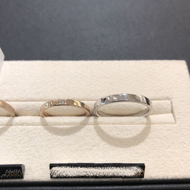 【SIENAROSE(シエナロゼ)の口コミ】 The シンプルな平打ち指輪です。
男性はプラチナ、女性はゴールドの色合い…