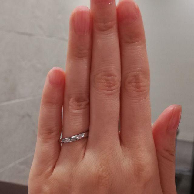 【アイプリモ(I-PRIMO)の口コミ】 均等に斜めのラインが並んでいて、このようなデザインを求めていた私にと…