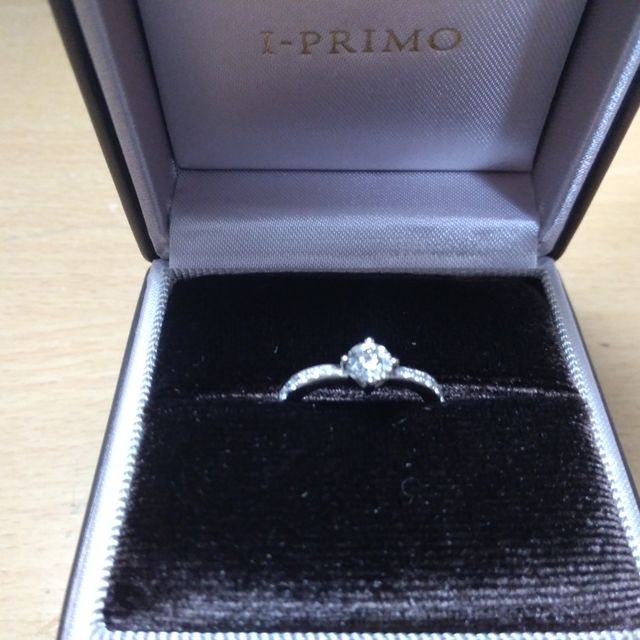【アイプリモ(I-PRIMO)の口コミ】 多く試着させて頂き、彼女の指にもっとも似合う指輪を選べた。細く長い指…