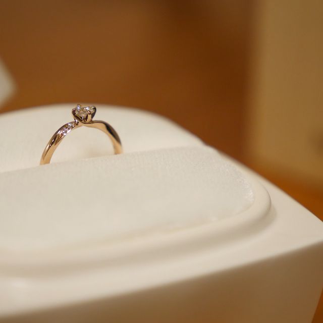 【俄(にわか)の口コミ】 普段つけるアクセサリーがゴールド系が多かったのでそれに合うようなイメ…