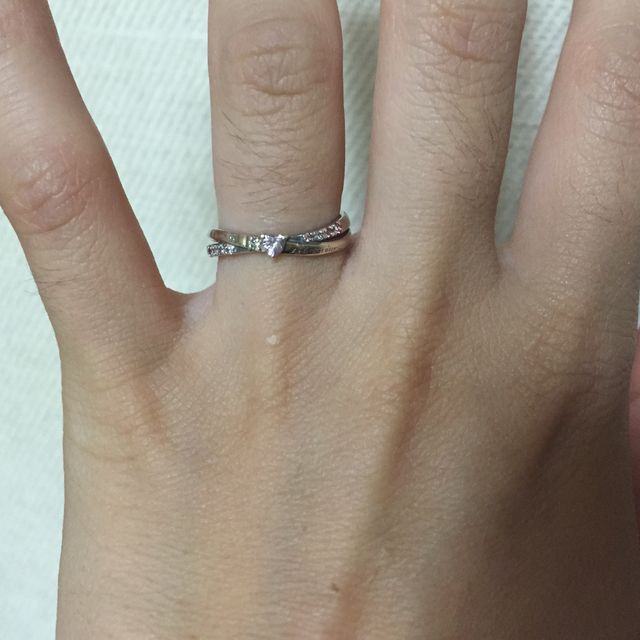 【THE KISS(ザ・キッス)の口コミ】 指輪が二つ繋がってるようなデザインで、一瞬で気に入りました。
ピンクゴ…