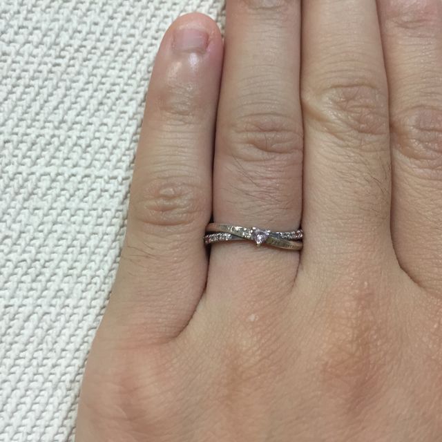 【THE KISS(ザ・キッス)の口コミ】 指輪が二つ繋がってるようなデザインで、一瞬で気に入りました。
ピンクゴ…