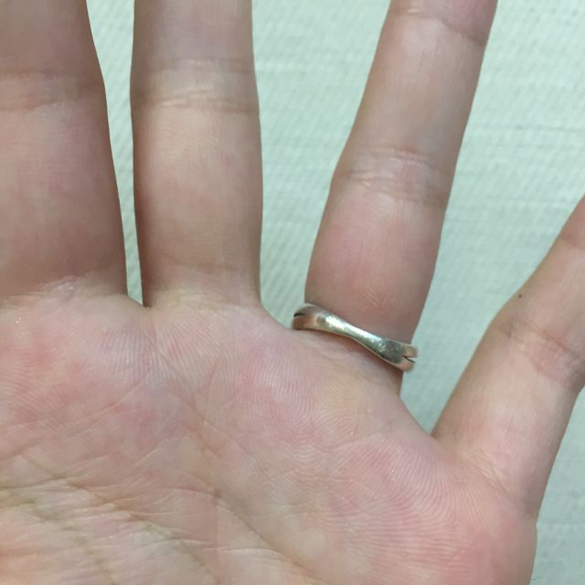 【THE KISS(ザ・キッス)の口コミ】 指輪が二つ繋がってるようなデザインで、一瞬で気に入りました。
ピンクゴ…