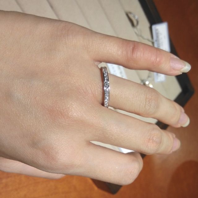 【TRECENTI(トレセンテ)の口コミ】 ハーフエタニティリングのしっかりとした輝きに加えて中央に小さなダイヤ…