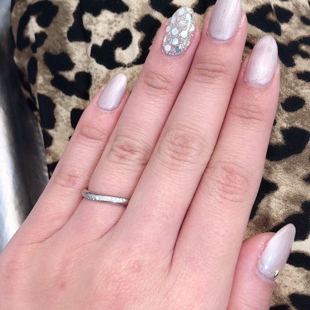 【4℃ BRIDAL(ヨンドシーブライダル)の口コミ】 デザインと店員さんの感じの良さです！細身リングを探していたのでいろい…