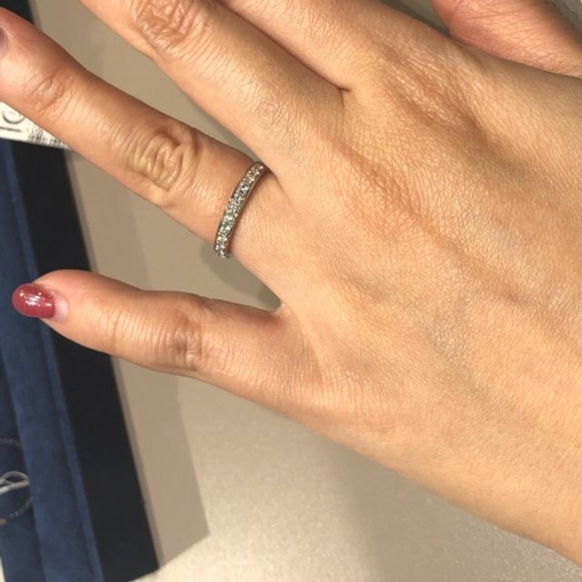 【4℃ BRIDAL(ヨンドシーブライダル)の口コミ】 幅が広めでボリュームがあるので、しっかりとした存在感です。形はスタン…