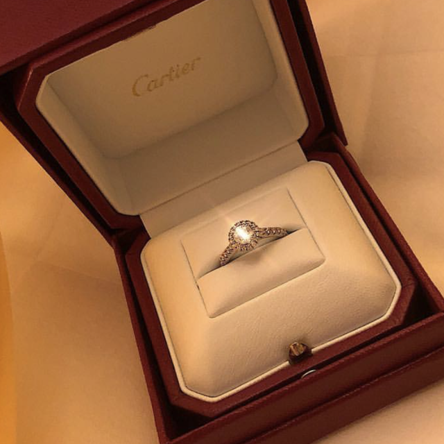 【カルティエ(Cartier)の口コミ】 婚約指輪で頂きました。ブランドだけ希望を伝えてデザイン等は旦那様のお…