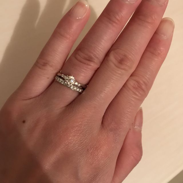 【4℃ BRIDAL(ヨンドシーブライダル)の口コミ】 ピュアプラチナで保証がしっかりしてたので決めました。
ダイヤが多めがよ…