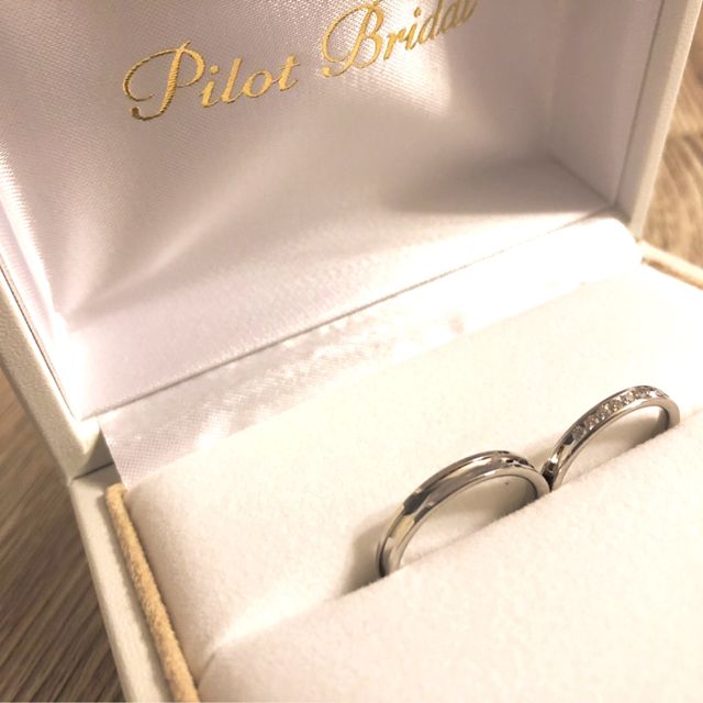 【PILOT BRIDAL(パイロットブライダル)の口コミ】 彼女が婚約指輪との二連付をしたいということで、結婚指輪はシンプルで品…