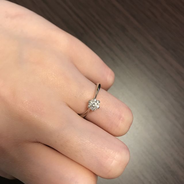 【ラザール ダイヤモンド(LAZARE DIAMOND)の口コミ】 自分の指の形に合う、地金のデザインと、ダイアモンドの品質の良さです。…