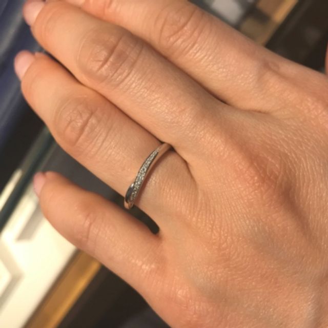 【銀座ダイヤモンドシライシの口コミ】 ウェーブの入ったデザインであり、その曲線がきれいで気に入りました。ま…