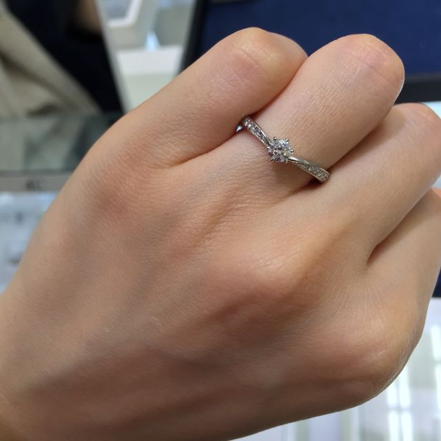 【4℃ BRIDAL(ヨンドシーブライダル)の口コミ】 細身のデザインで探していたので理想通りでした。華奢な中にも左右に石が…