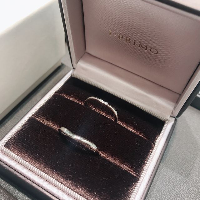 【アイプリモ(I-PRIMO)の口コミ】 一番最初に店員さんが机の上に出してくれた指輪たちの中に、この選んだ指…