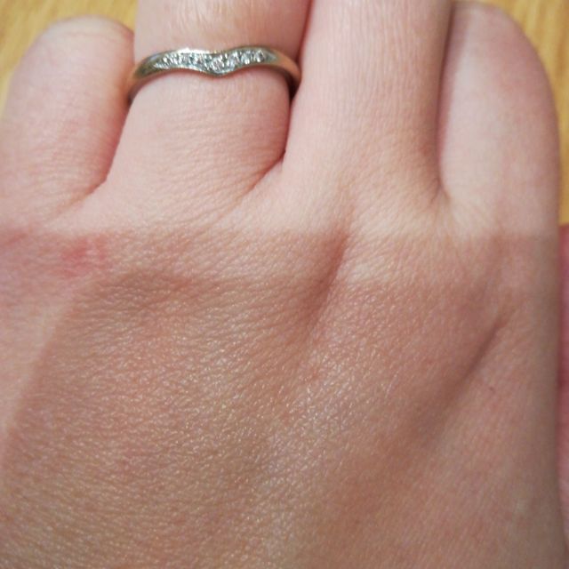 【4℃ BRIDAL(ヨンドシーブライダル)の口コミ】 指がほっそり見えるVの形に引かれました。結婚指輪ですが、ダイヤがほしか…