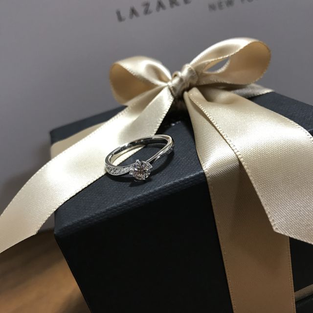 【ラザール ダイヤモンド(LAZARE DIAMOND)の口コミ】 婚約指輪なのでキラキラ輝くものを、と思っていたので他のデザインも迷い…