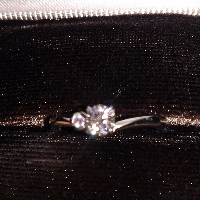 【アイプリモ(I-PRIMO)の口コミ】 ピンクダイヤがかわいい感じだったことと、色がピンクなので、真ん中の白…