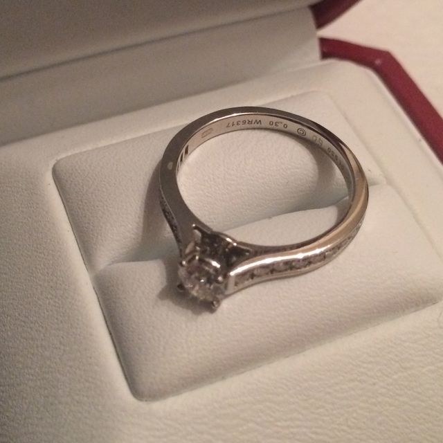 【カルティエ(Cartier)の口コミ】 中央とダイヤとその横にリングに添ってダイヤが置かれていて、シンプルだ…