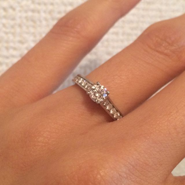 【カルティエ(Cartier)の口コミ】 中央とダイヤとその横にリングに添ってダイヤが置かれていて、シンプルだ…