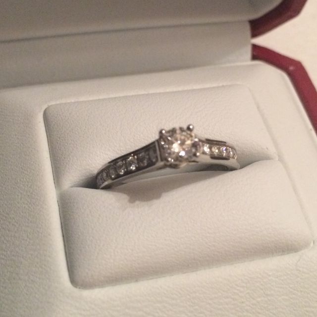 【カルティエ(Cartier)の口コミ】 中央とダイヤとその横にリングに添ってダイヤが置かれていて、シンプルだ…