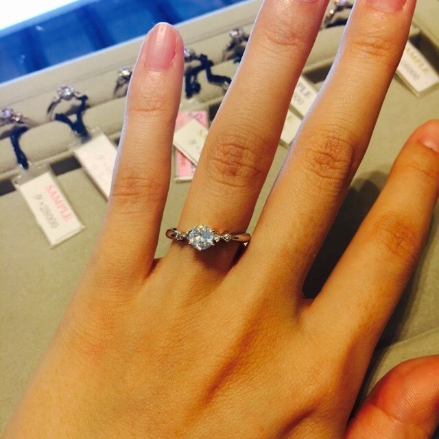 【WATANABE / 卸商社直営　渡辺の口コミ】 購入ダイヤは0.7カラット以上だったが、サンプルが無いため0.5カラットで…