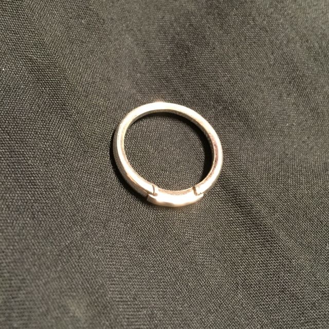 【STAR JEWELRY(スタージュエリー)の口コミ】 男性用はシンプルなデザインで、

つける場面を

選ばない点がなによりの…