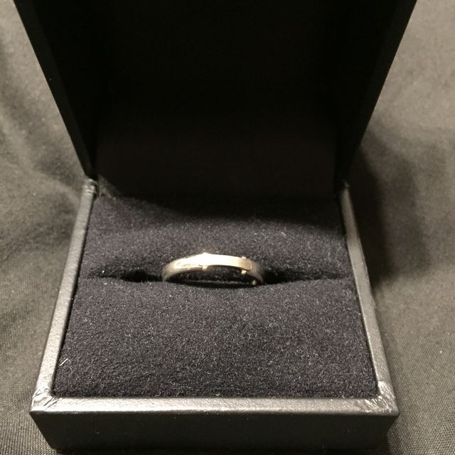 【STAR JEWELRY(スタージュエリー)の口コミ】 男性用はシンプルなデザインで、

つける場面を

選ばない点がなによりの…