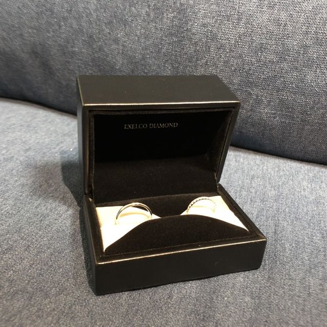 【エクセルコダイヤモンド(EXELCO DIAMOND)の口コミ】 当初シンプルなデザインを希望していましたが、試しにこの指輪をはめてみ…