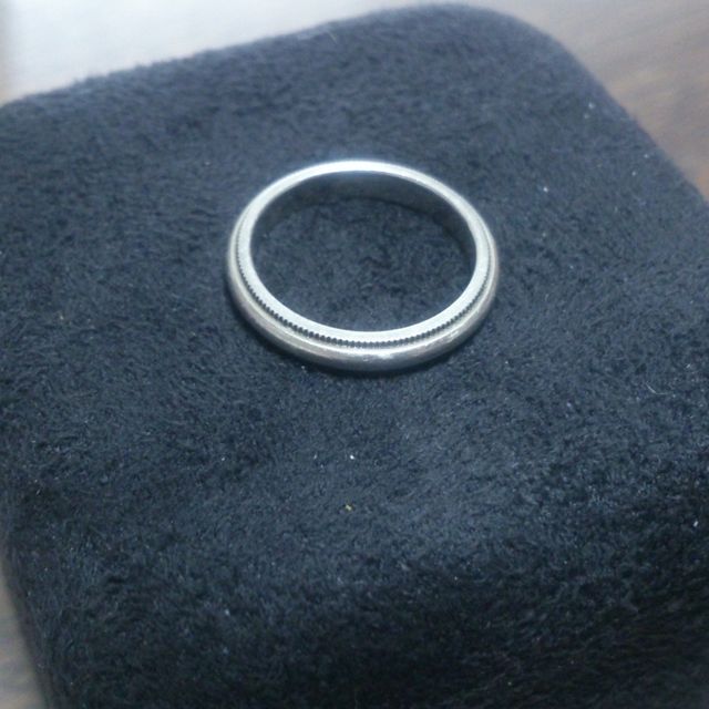 【ティファニー(Tiffany & Co.)の口コミ】 私も主人も、細身の指輪が似合わないタイプの指をしているので、

細すぎ…
