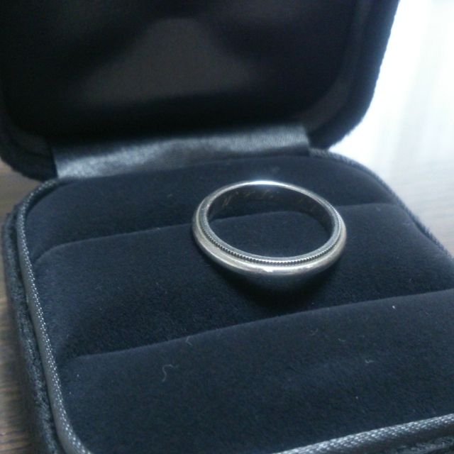 【ティファニー(Tiffany & Co.)の口コミ】 私も主人も、細身の指輪が似合わないタイプの指をしているので、

細すぎ…