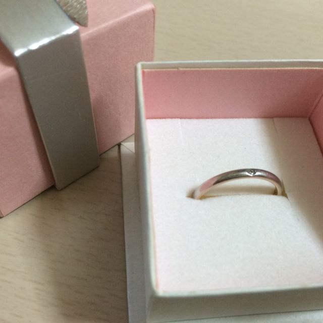 【ウィスプ(WISP)の口コミ】 細く華奢な雰囲気の指輪で、低価格なものを探していました。
また中心につ…