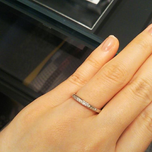 【エクセルコダイヤモンド(EXELCO DIAMOND)の口コミ】 ストレートで、真ん中に何石かメレダイヤが並んでいる上品な印象のものを…