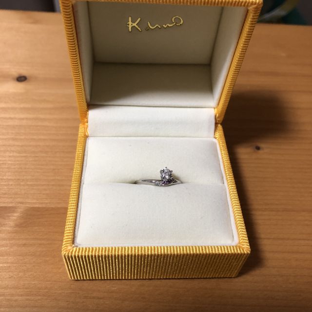 【ケイウノ ブライダル(K.UNO BRIDAL)の口コミ】 セミオーダーで好みの形に近いデザインを作っていただきました。ひねりの…