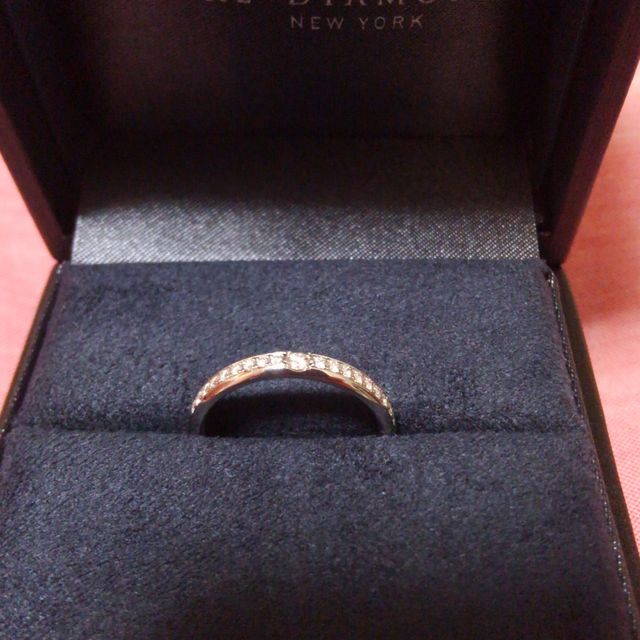 【ラザール ダイヤモンド(LAZARE DIAMOND)の口コミ】 真ん中のダイヤモンドが他のより少し大きく高級感があると思います
細すぎ…