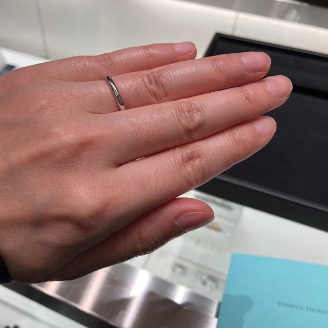 【ティファニー(Tiffany & Co.)の口コミ】 シンプルで飽きのこないデザインです。
ティファニーの結婚指輪で一番細い…