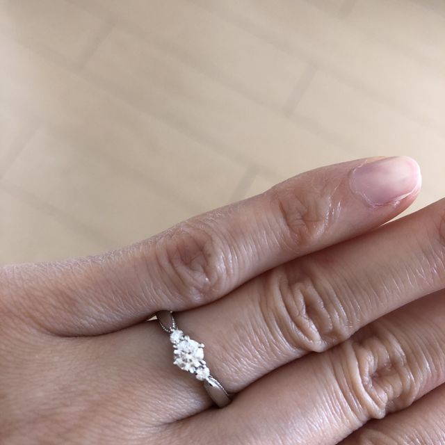 【エクセルコダイヤモンド(EXELCO DIAMOND)の口コミ】 指輪のリングが太すぎないこと、ダイヤのカットなどにこだわりがあり、輝…