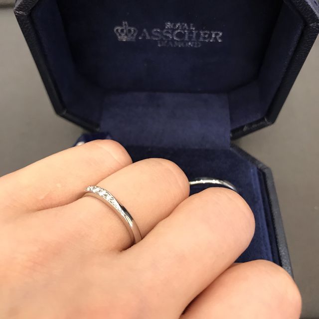 【ROYAL ASSCHER(ロイヤル・アッシャー)の口コミ】 シンプルで馴染み良く、ブランドも信頼できたので。
2人共真っ直ぐの指輪…